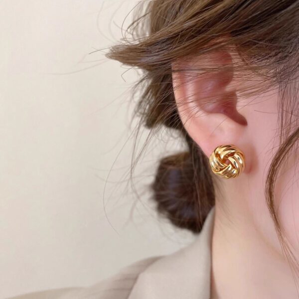 High-End Vintage Metal Stud Earrings - Minimalist Niche Design, Versatile for All Outfits